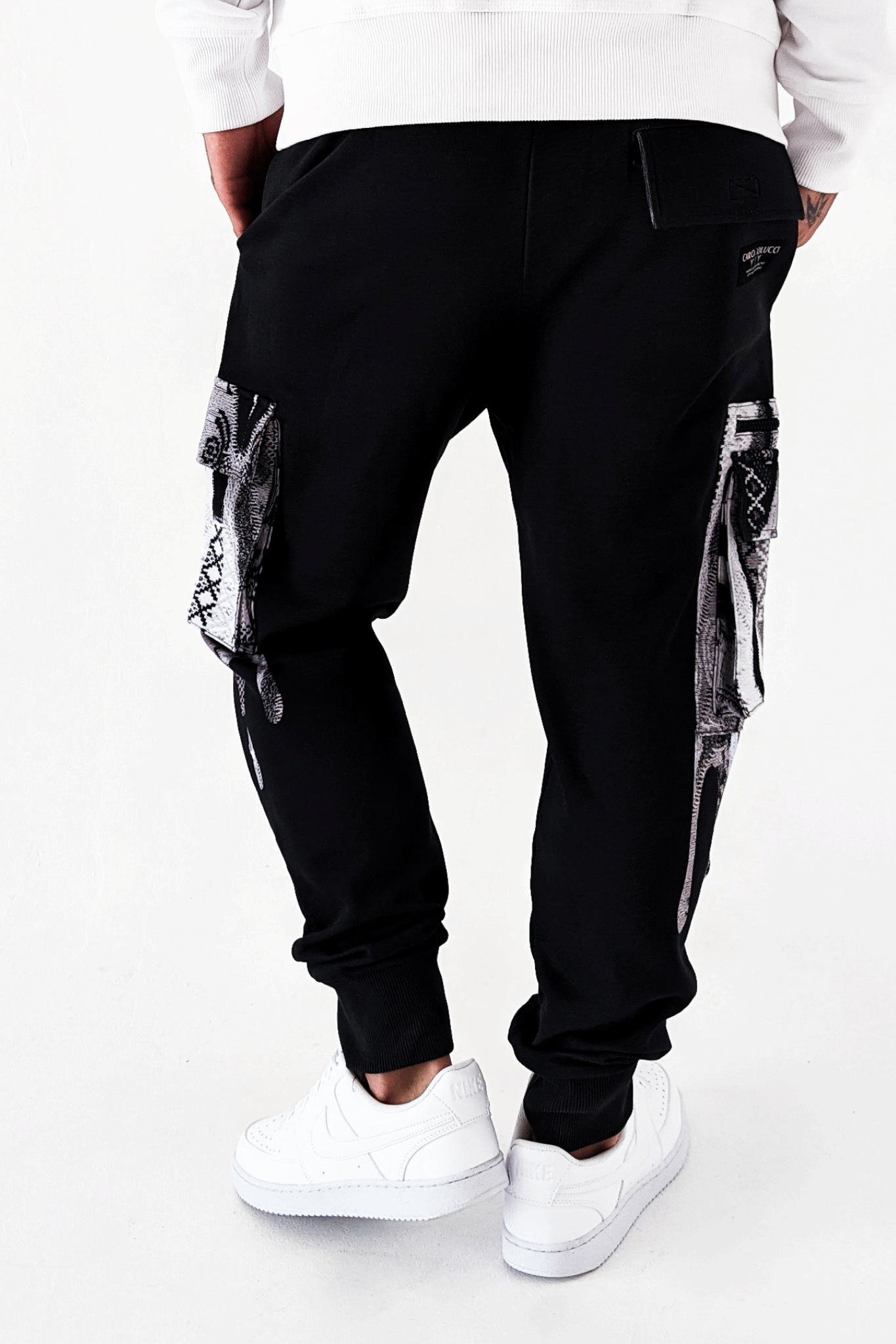 Carlo Colucci Cargo Sweatpants mit Strickdruck Black White Carlo Colucci Cargo Sweatpants mit Strickdruck Black White