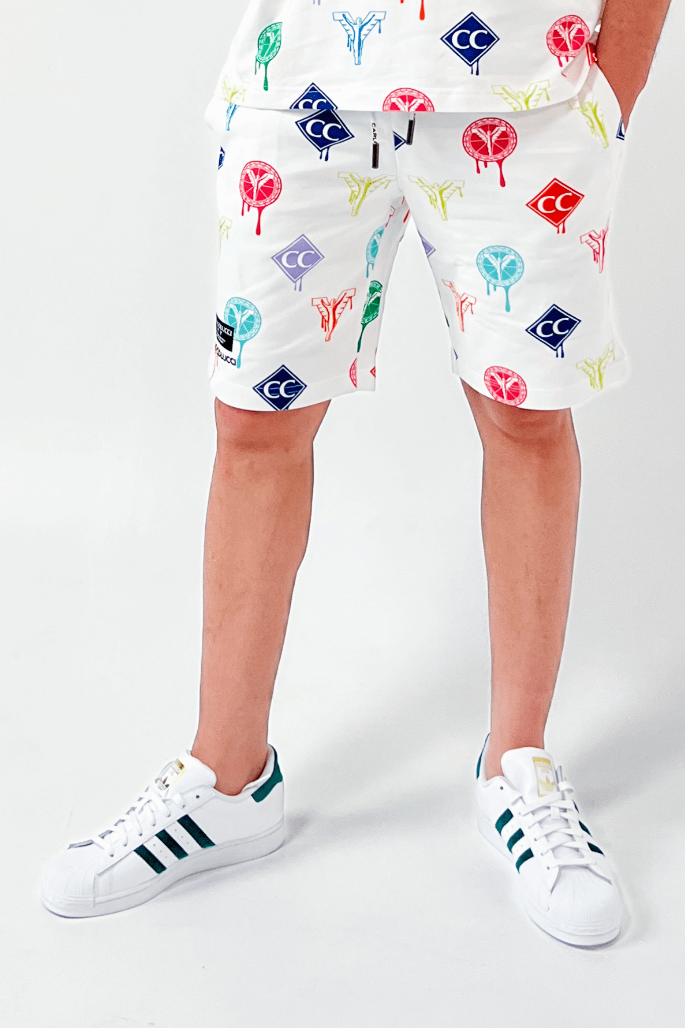 Carlo Colucci Sweatpants Bermuda mit Diversen Markenlogos White Multicolor